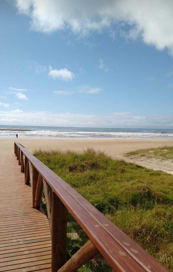 Plage à proximité, sable blanc, 20 bars de plage