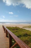 Perto da praia, areia branca, 20 bares na praia
