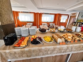 Café da manhã com buffet grátis todos os dias