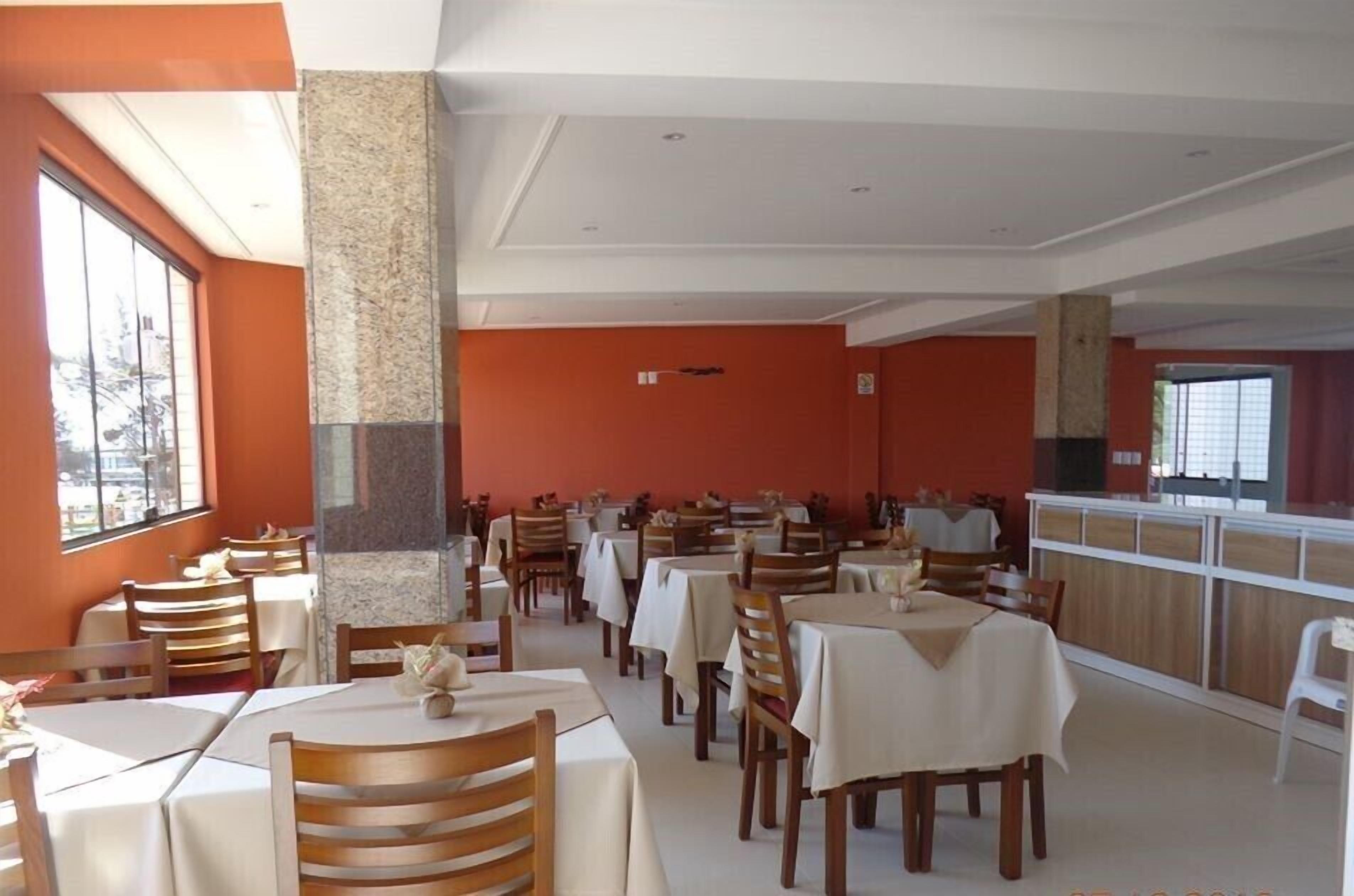 Café da manhã com buffet grátis todos os dias