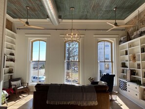 Smart TV, books - Loft 163 (Historic Downtown building) (Huntingdon)