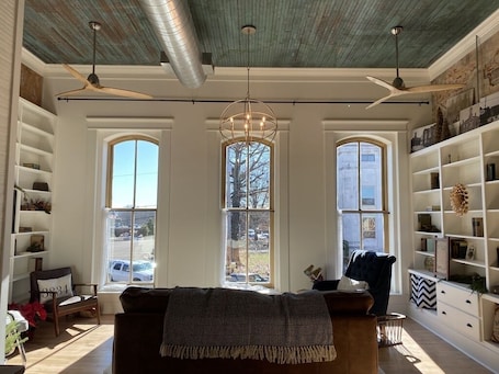 Smart TV, books. Loft 163 (Historic Downtown building)