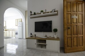 Microwave, dishwasher, coffee/tea maker, cookware/dishes/utensils