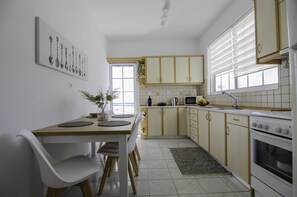 Microwave, dishwasher, coffee/tea maker, cookware/dishes/utensils