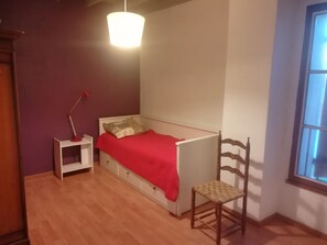 4 bedrooms, iron/ironing board, free WiFi, bed sheets - Quiet farmhouse on edge of village, with air-conditioned living room, small swimming pool.  (Saint Rémy de Provence)