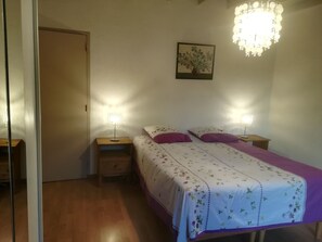 4 slaapkamers, een strijkplank/strijkijzer, gratis wifi, beddengoed