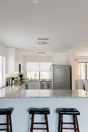 Fridge, microwave, oven, stovetop - The Retreat close to Mayo Clinic! (Jacksonville)