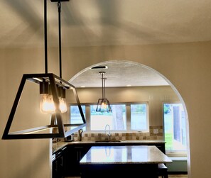 ثلاجة، ميكروويف، فرن، موقد طهي مسطح