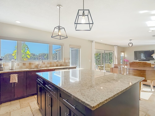 Luxurious Fishing Lake Paradise Close to Busch Garden/Moffitt Cancer Center/USF