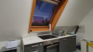 Großer Kühlschrank, Mikrowelle, Ofen, Herdplatte