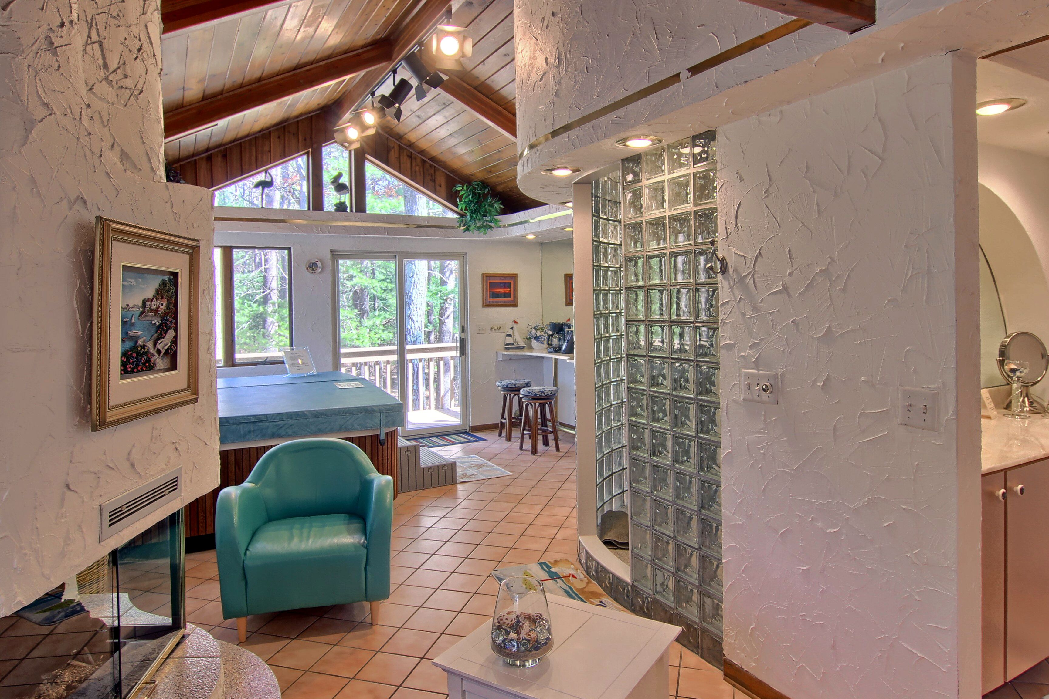 Suite with private sauna & Jacuzzi on Lake Dubonnet located near Traverse City 