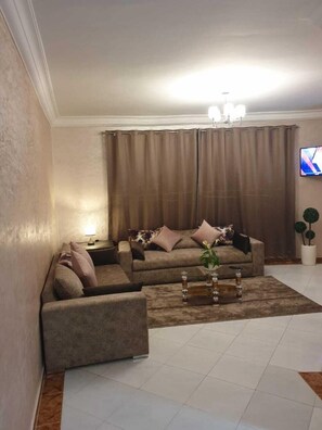 Apartamento | Sala de estar | Televisión de pantalla plana de 40 pulgadas con canales por satélite