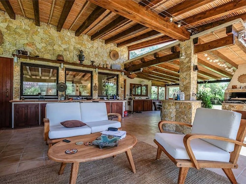 Casa Rustico, grande piscine, à 350m de la plage, au bord de la rivière.