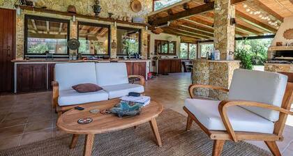 Casa Rustico, grande piscine, Ă 350m de la plage, au bord de la riviĂšre.