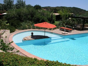 Utomhuspool och uppvärmd pool