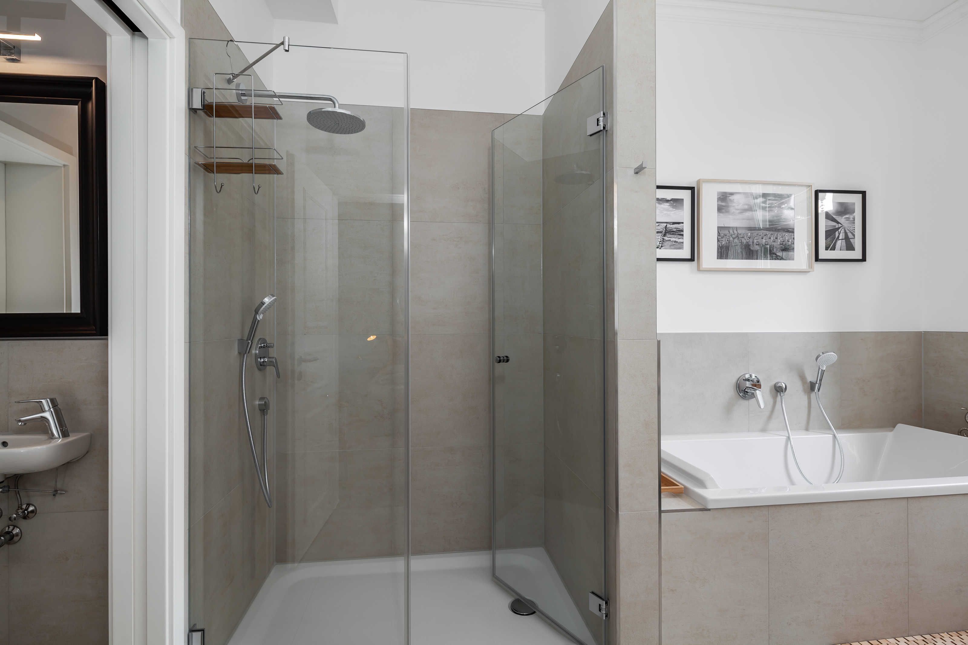 Douche, séchoir à cheveux, serviettes fournies, savon