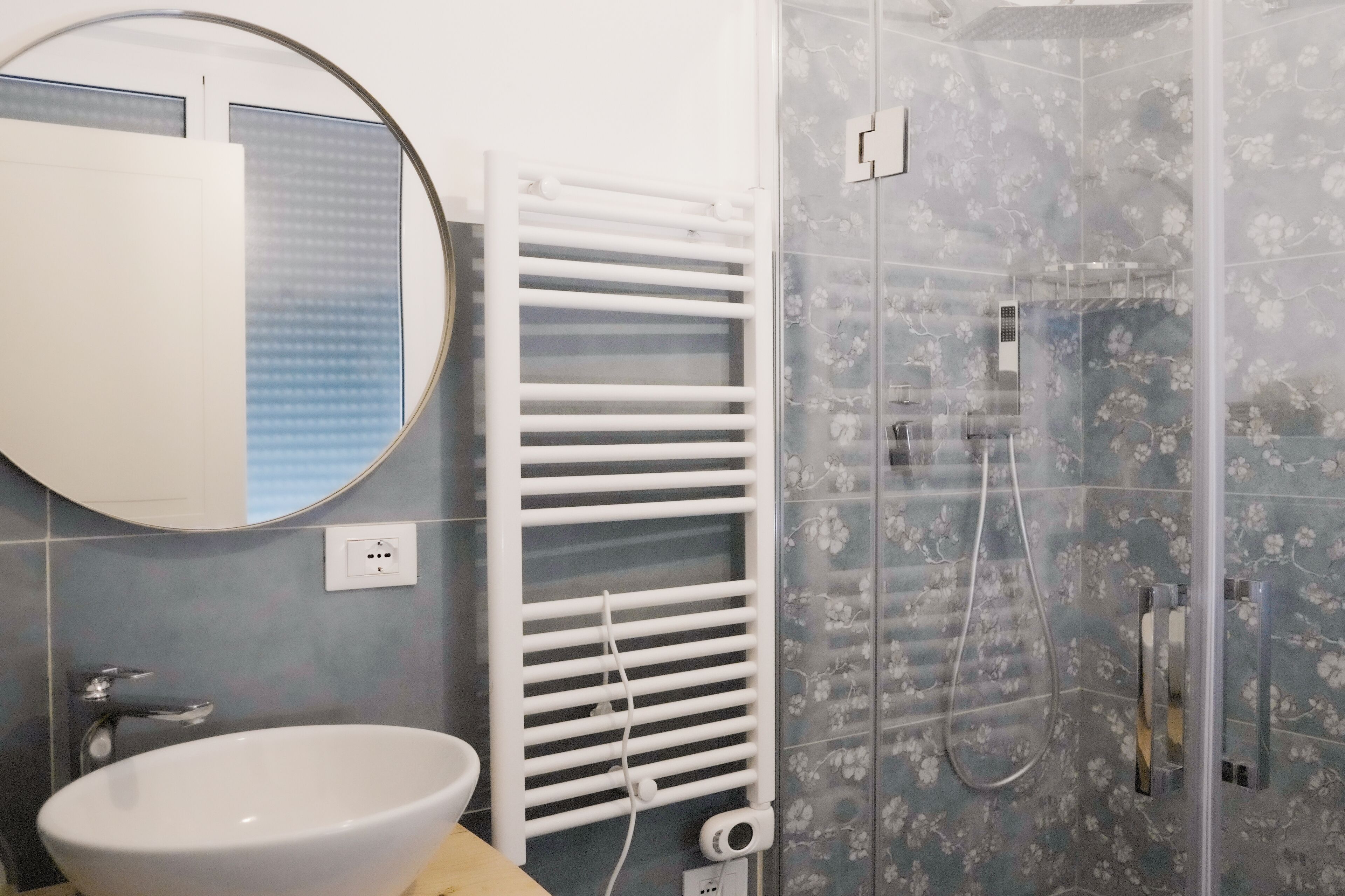 Baignoire et douche séparées, sèche-cheveux, bidet, serviettes fournies