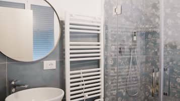 Baignoire et douche séparées, sÚche-cheveux, bidet, serviettes fournies