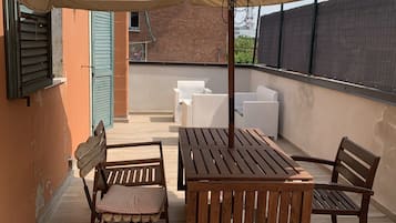 Basic Double Room, Shared Bathroom (Bianca - 2 Pax) | Terraza o patio