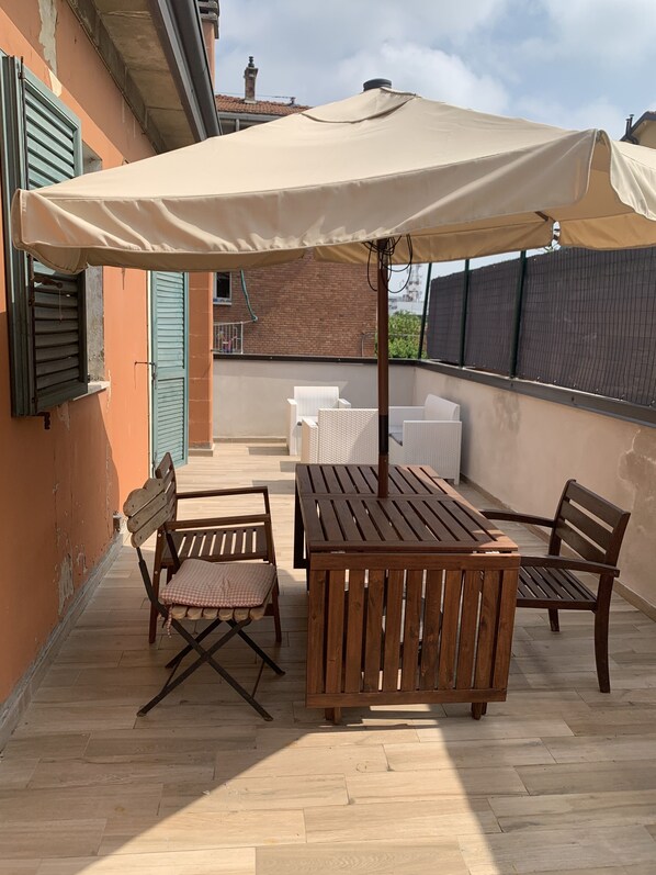 Basic Double Room, Shared Bathroom (Bianca - 2 Pax) | Terrace/patio - R&B La Villa (Bologna)
