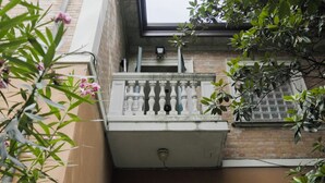 A building with a balcony, a door, and a window. - R&B La Villa (Bologna)