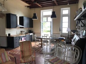Fridge, microwave, oven, stovetop - Rent property with swimming pool - bucolic setting - 20 beds (Riaillé)