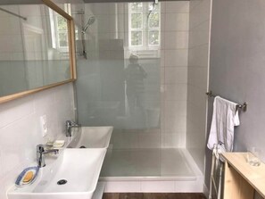 Ensemble douche/baignoire, sèche-cheveux, serviettes fournies