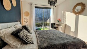4 bedrooms, desk, iron/ironing board, travel crib