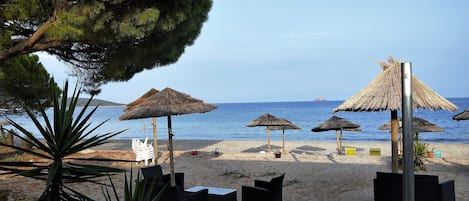 Plage, chaises longues