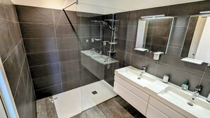 Shower, hair dryer, towels, shampoo - NEAR PINARELLO BEACH - LUXURY VILLA FOR 9 PEOPLE - AIR-CONDITIONED WITH SWIMMING POOL (Sainte-Lucie de Porto-Vecchio)
