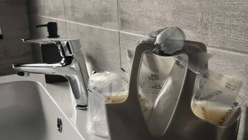 Dusche, Hydromassagedusche, kostenlose Toilettenartikel, Haartrockner