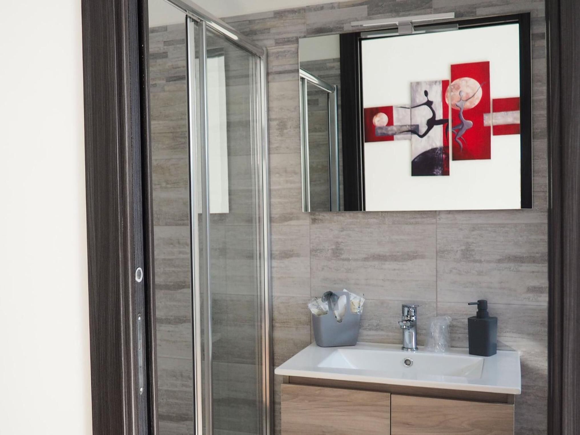 Shower, hydromassage showerhead, free toiletries, hair dryer