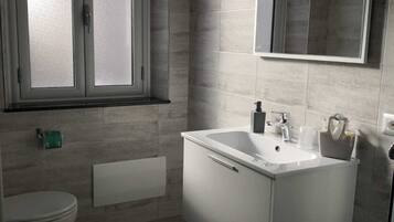 Dusche, Hydromassagedusche, kostenlose Toilettenartikel, Haartrockner
