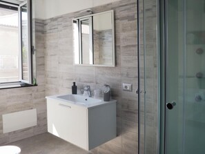 Ducha, cabezal de ducha con hidromasaje, artículos de tocador gratuitos