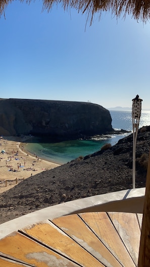 Plage à proximité, chaises longues, serviettes de plage