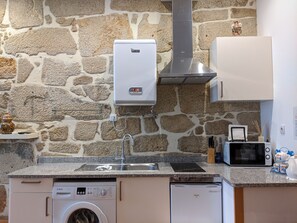 Microwave, cookware/dishes/utensils