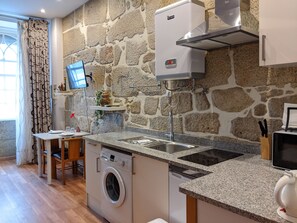 Microwave, cookware/dishes/utensils