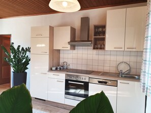 Een koelkast, een microgolfoven, een kookplaat, een vaatwasser