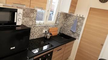 Een koelkast, een microgolfoven, een oven