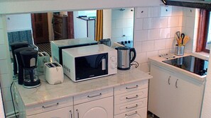 Refrigerador, microondas, cafetera de espresso y cafetera y tetera 