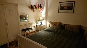 1 bedroom, memory-foam beds, in-room safe, desk - 4stars FRENCH EMBASSY One Bedroom Apartment, AMZEI historic downtown, very quiet (Bucharest)