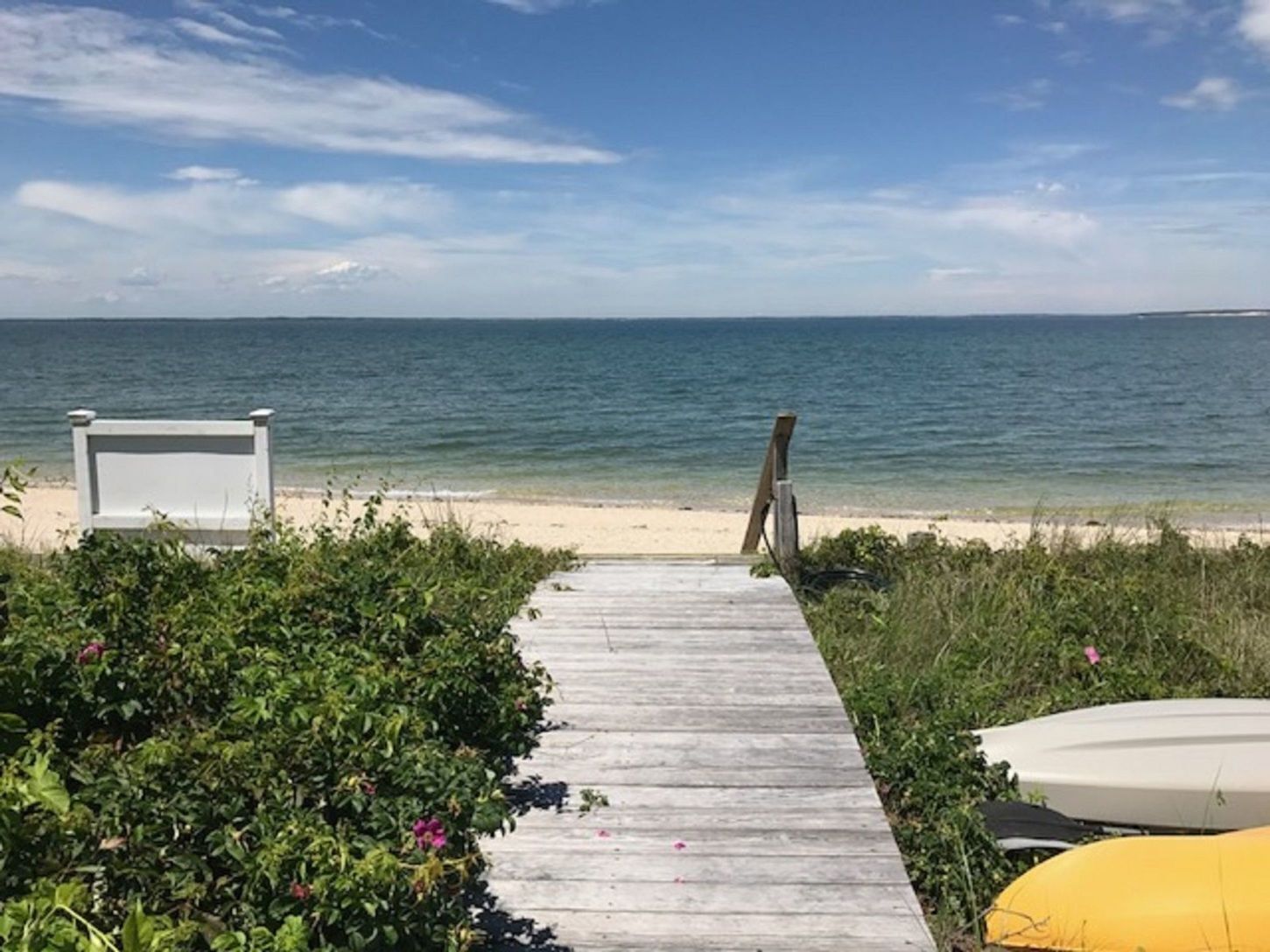 Rannalla, aurinkotuoleja, rantapyyhkeitä