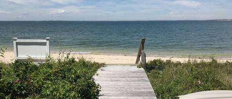 Rannalla, aurinkotuoleja, rantapyyhkeitä