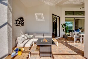 Outdoor dining - Villa Destiny, great villa with modern ambience, pool and spa facing south (Cape Coral)