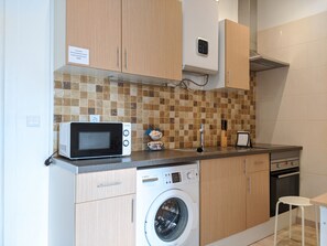 Geladeira, micro-ondas, cooktop, talheres/pratos/utensílios de cozinha