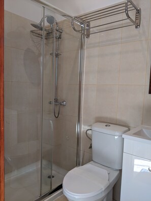 Chuveiro, secador de cabelo, toalhas de banho, sabonete