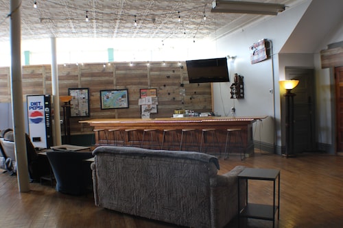 3BR on SXS Snowmobile Trail w/Full Bar, Walk to Dining &Bars, Near MTU &Houghton