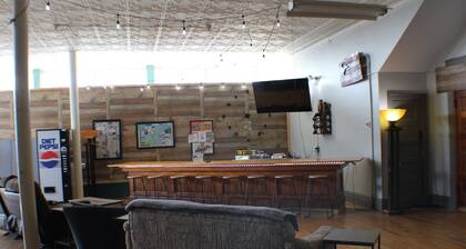 3BR on SXS Snowmobile Trail w/Full Bar, Walk to Dining &Bars, Near MTU &Houghton