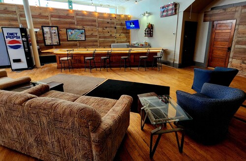 3BR on SXS Snowmobile Trail w/Full Bar, Walk to Dining &Bars, Near MTU &Houghton