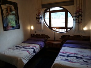 2 quartos, ferros/tábuas de passar roupa, berço de viagem